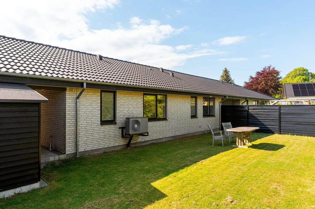 Garden - Modern Rowhouse with Garden in Ålsgårde