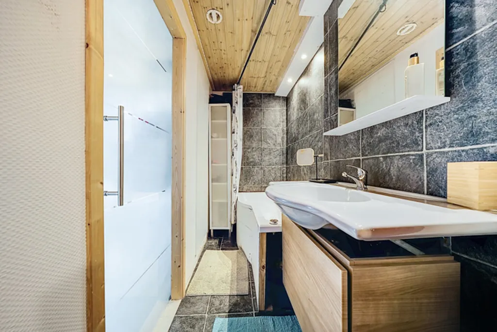 Bagni - House with Solar Panels in Courcelles