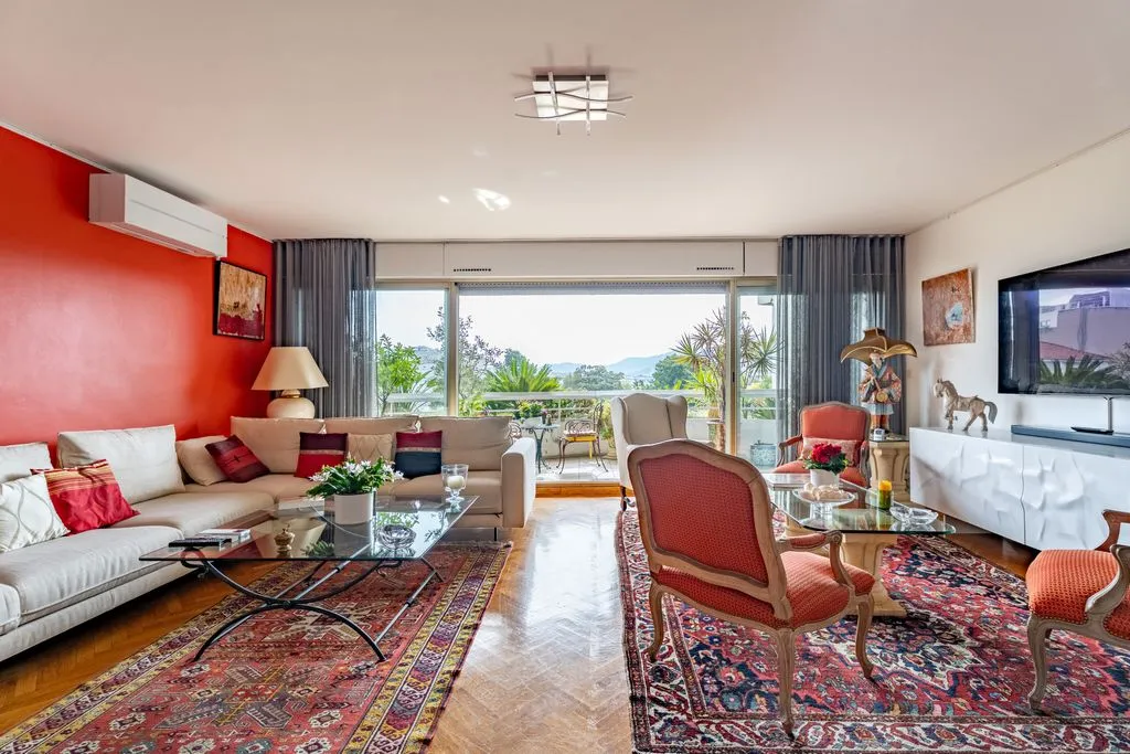 Contemporary Flat with Terraces in Marseille