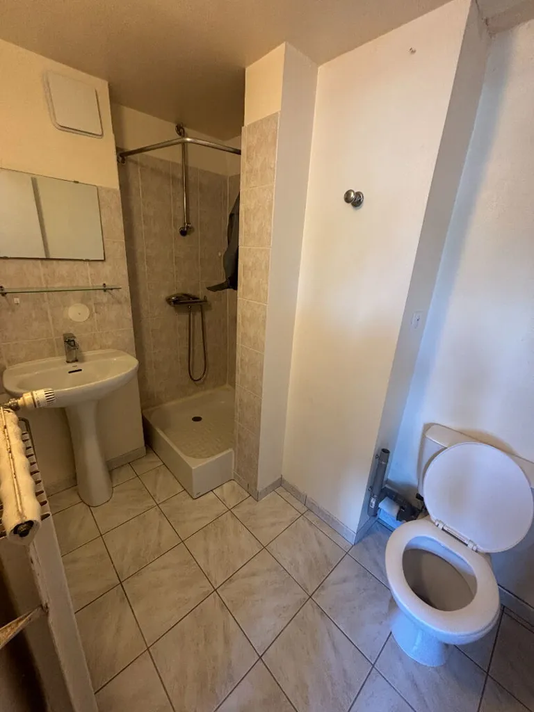Vannitoad - 2-Bedroom Apartment with Kitchen in Mayenne