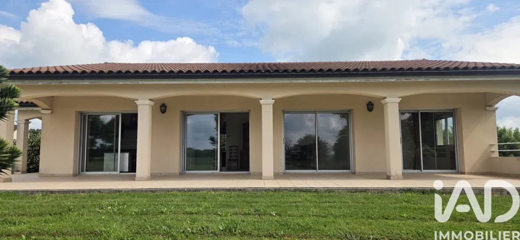 Terrace - Spacious House with Garden in Volesvres