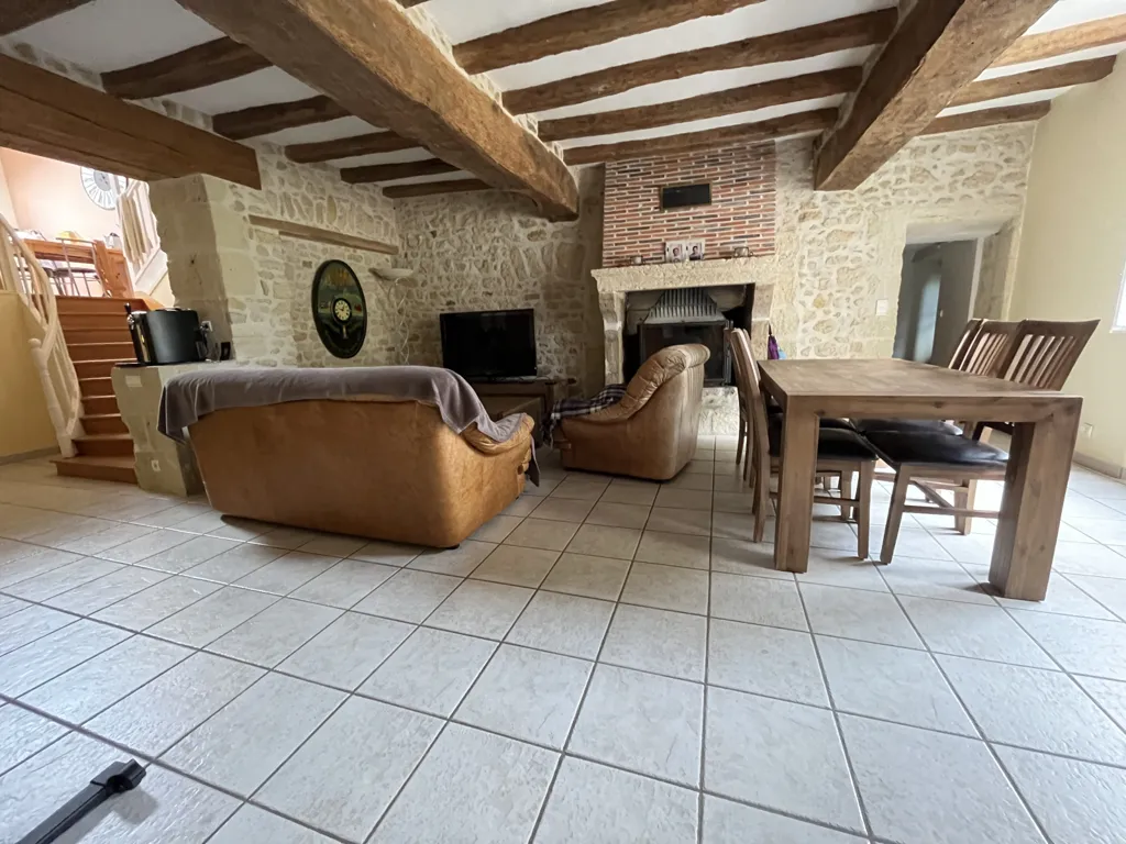 6-toaline maja asukohas Thouars