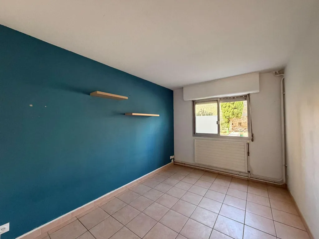 Toad - T3 Flat with Parking in Arles