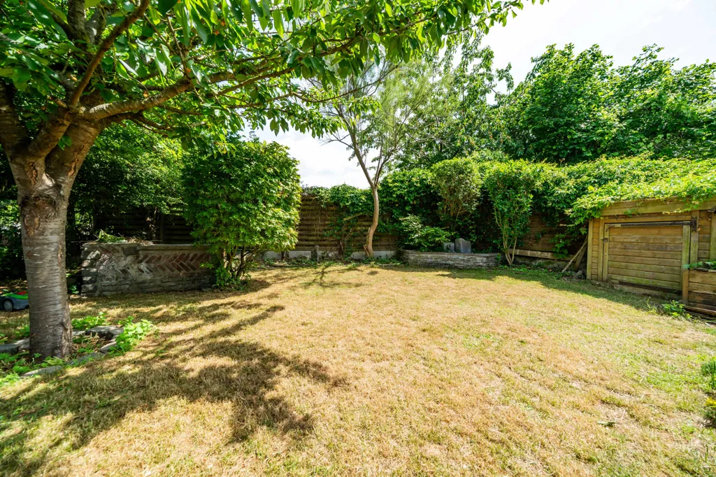 Aed - Three-Storey House with Terrace in Bray