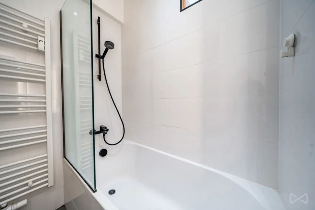 Salles de bain - Appartement 2 Chambres avec Bureau près du Bois de la Cambre