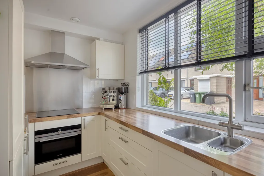 Köök - Spacious End-Terrace House with Garden in Capelle