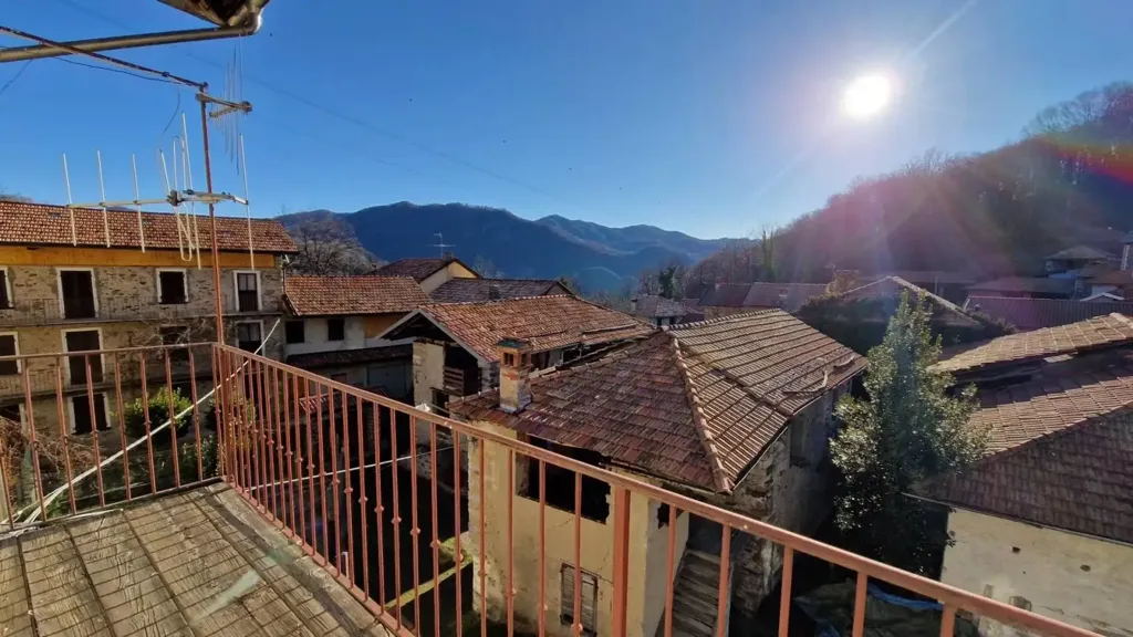 Rõdu - Terratetto with Private Courtyard in Varallo
