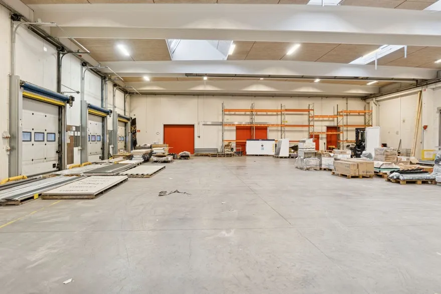 Toad - Warehouse with Office near E45