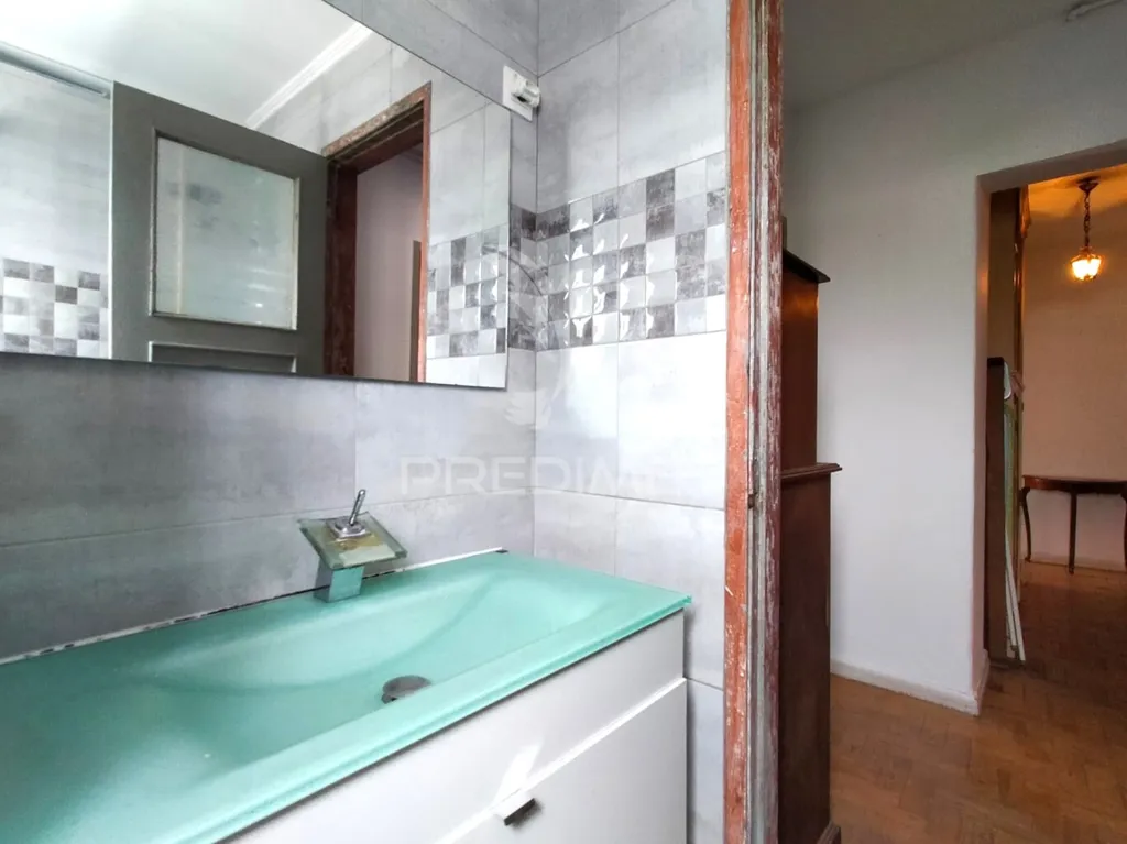 Vannitoad - Inverted Duplex Apartment for Renovation in Alvalade, Lisbon
