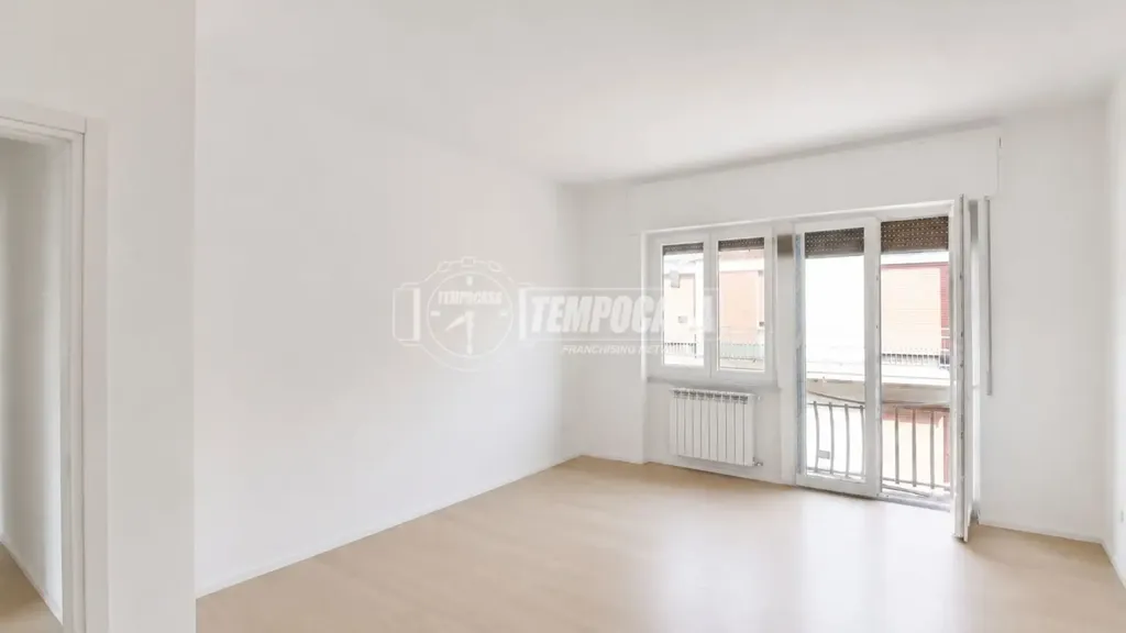Pièces - Rear-Facing Apartment with Balcony in Cantù
