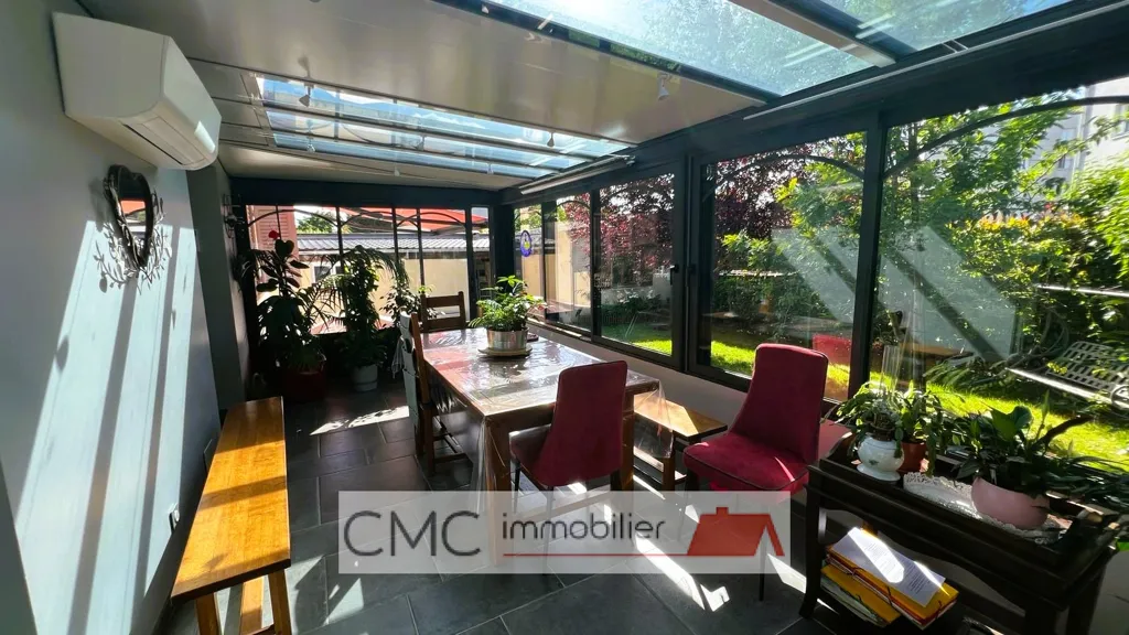 Terrasse - Maison Charmante avec Jardin à Luisant