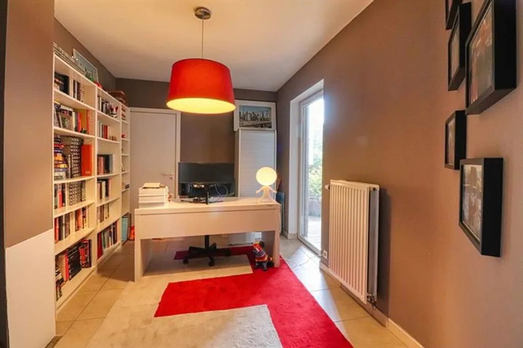 5 magamistoaga korter asukohas Neder-Over-Heembeek