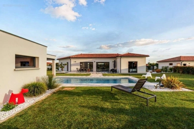 Piscina - Architectural House with Pool in Cambernard