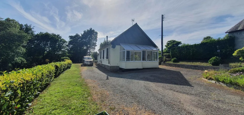 Extérieur - Maison de Plain-Pied avec Terrain Boisé à Callac