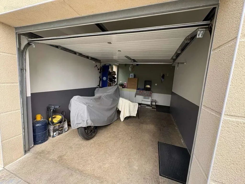 Garage - Spacious 5-Bedroom House near Cambrai