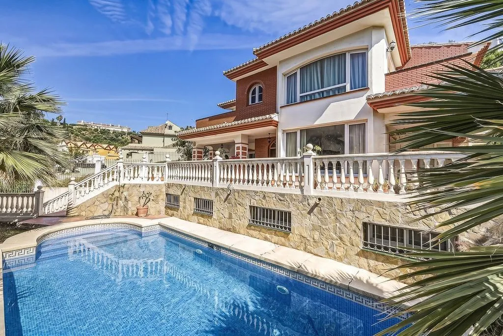 Bassein - Chalet with Pool and Terrace in Torrequebrada