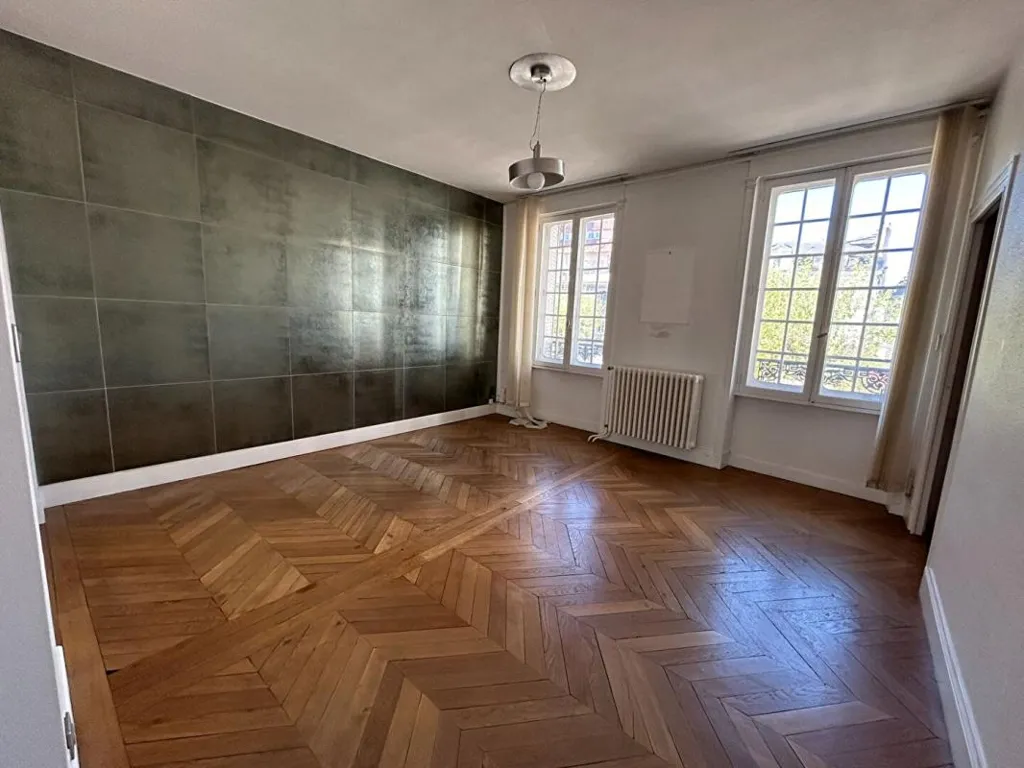 Pièces - Appartement de 8 Pièces avec Terrasse en Centre-Ville