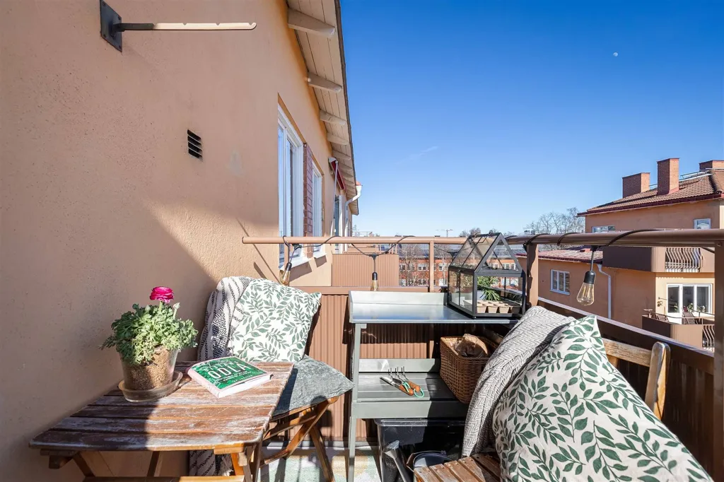 Rõdu - Charming 2nd Floor Flat with South-Facing Balcony in Uppsala