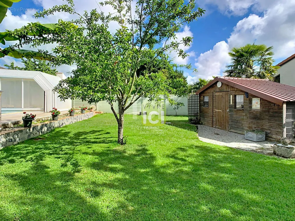 Aed - 7-Piece House with Pool in Cholet