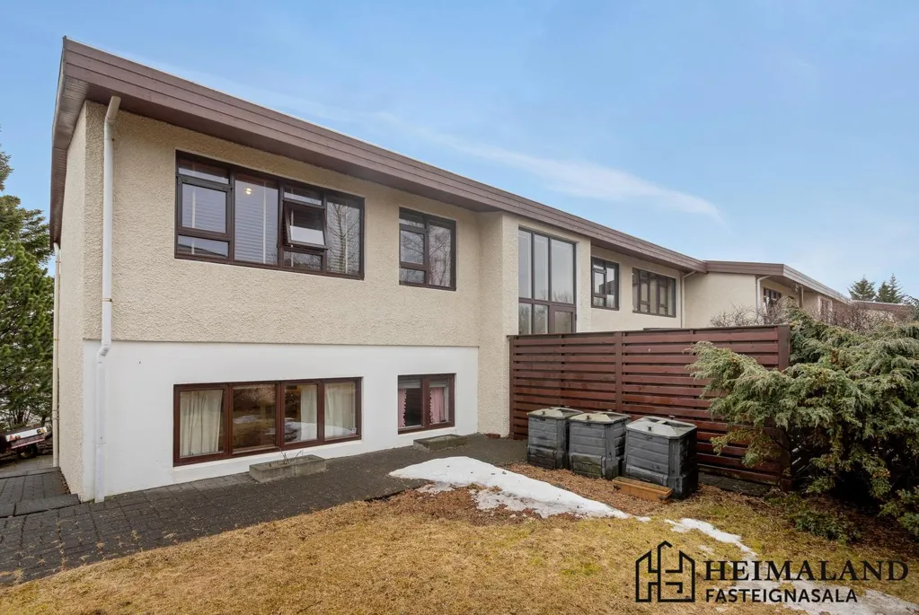 Esterno - Two-Storey End House with Garden in Reykjavik