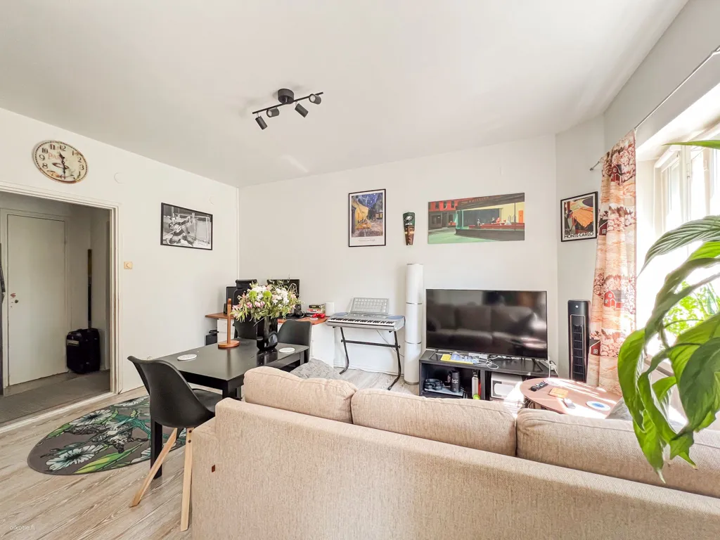 Living Room - Charming Apartment with Park Views in Taka-Töölö