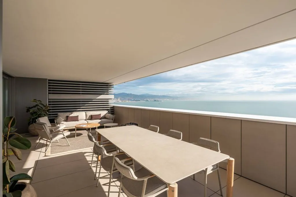 Terrace - Luxury Beachfront Flat with Pool in Marbella