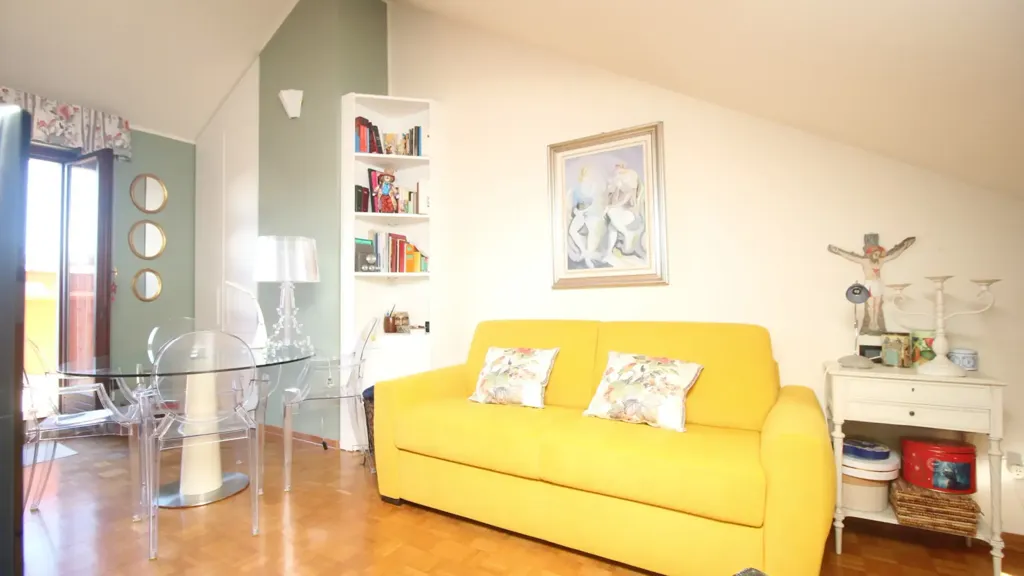 Soggiorno - Semi-detached Villa with Private Garden in San Fermo