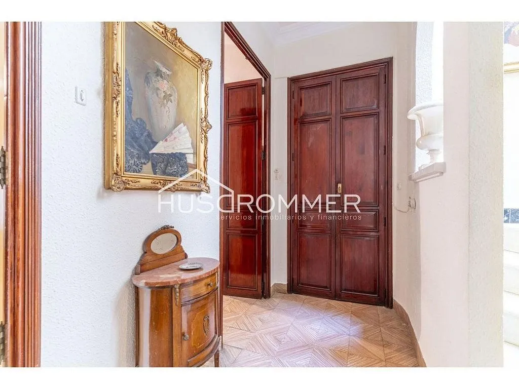 Esik - Dual-Unit Property with Central Location in Vila-real