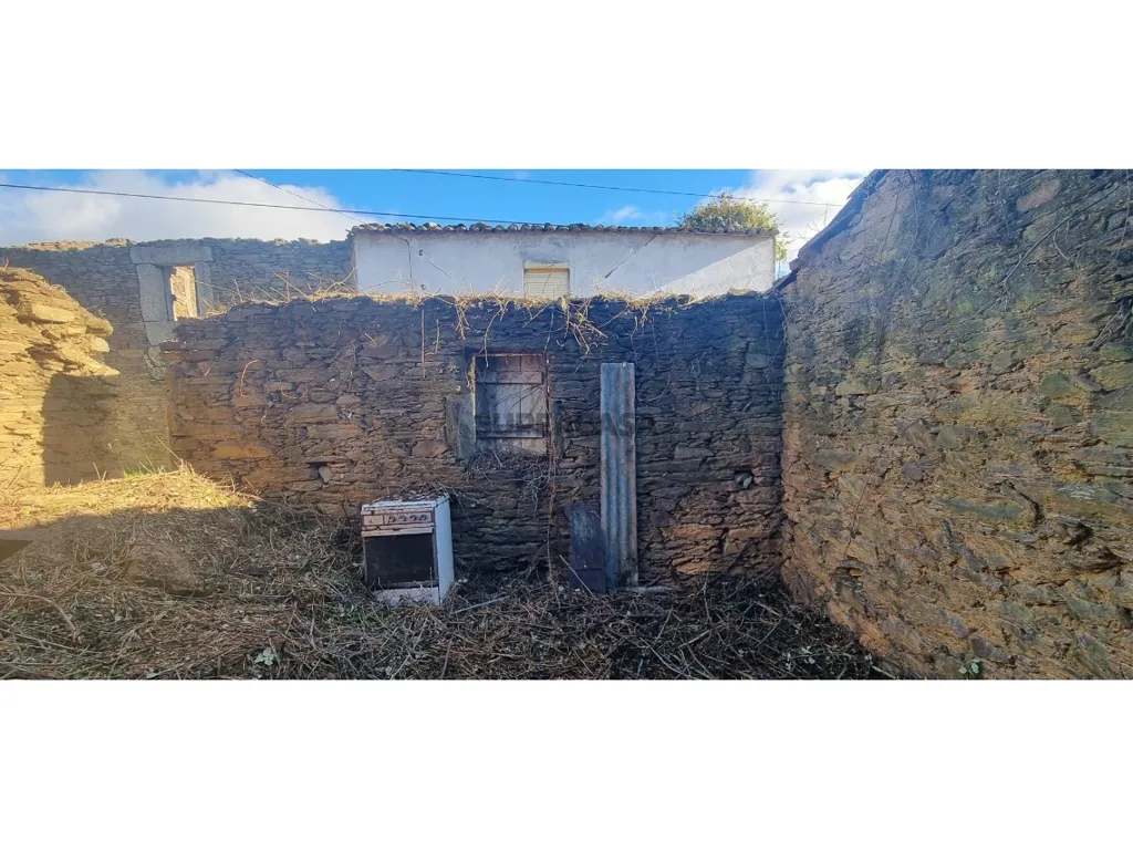 Garten - Plot with Ruin in Palvarinho, Castelo Branco
