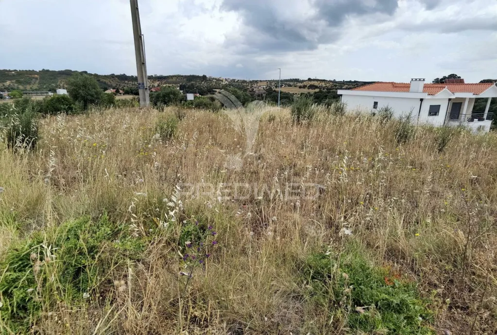 Giardino - Urban Plot with Utilities in Alcanena