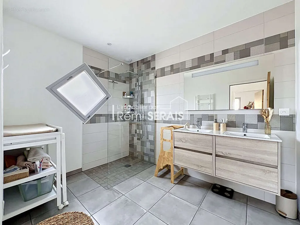 Salles de bain - Maison Récemment Construite avec Terrasse à Domfront