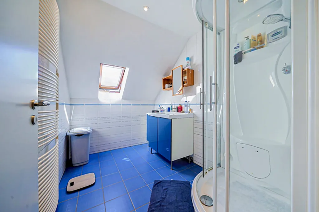 Salles de bain - Villa Familiale avec Piscine à Cornesse