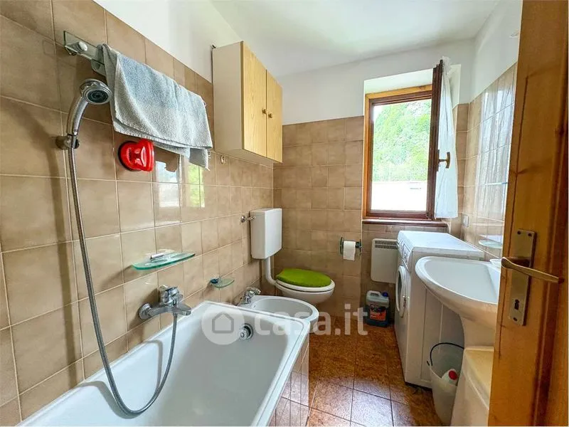 Salles de bain - Mountain View Apartment with Private Garage in Campodolcino