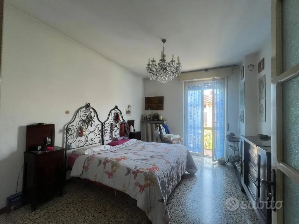 Magamistoad - Two-Level House with Balcony in Albonese