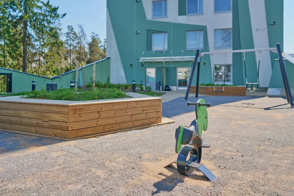 Garden - Modern Apartment with Balcony in Myyrmäki