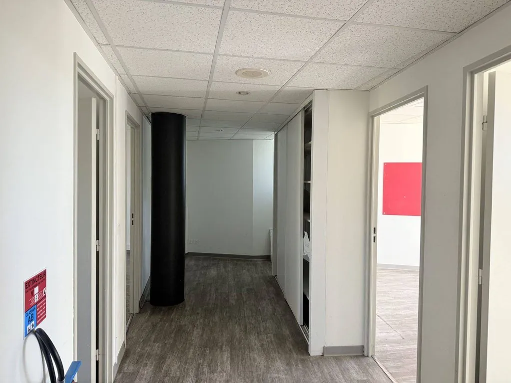 Esik - Office Space with Parking in Istres