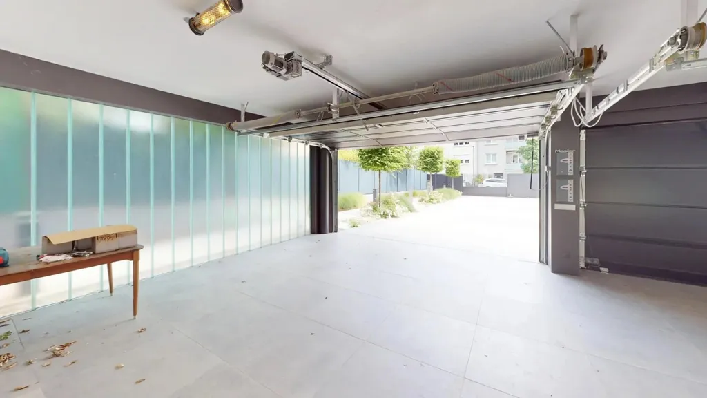Garage - Villa Luxueuse avec Piscine à Bereldange
