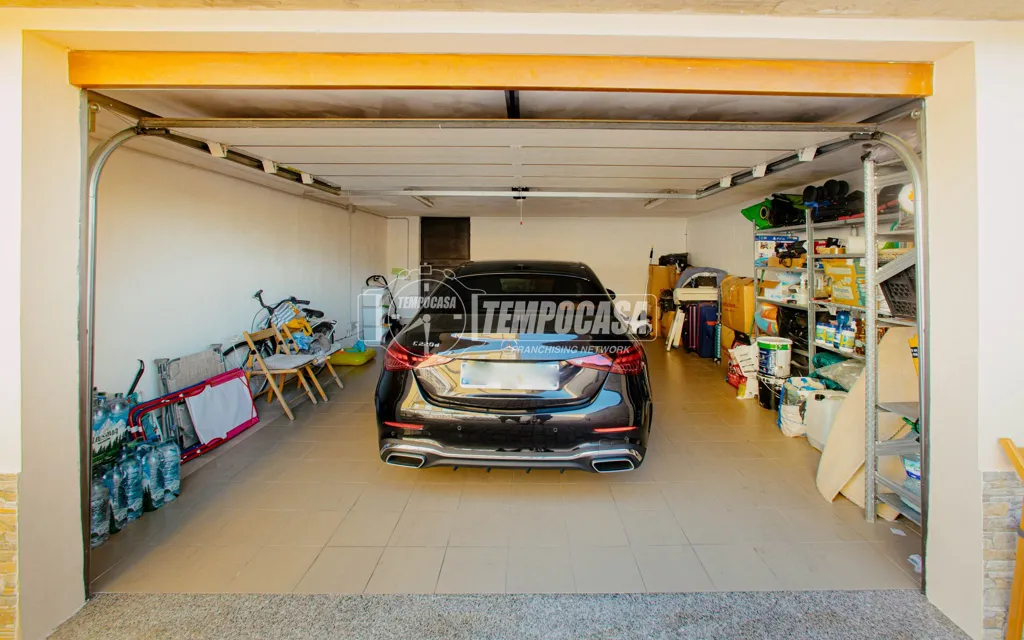 Garage - Renovated Villa with Garden in Vigevano