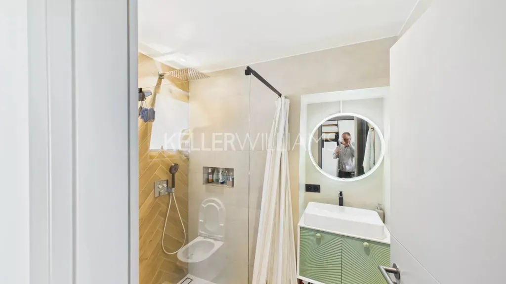 Salles de bain - Maison Rénovée de 9 Pièces à Rumelange