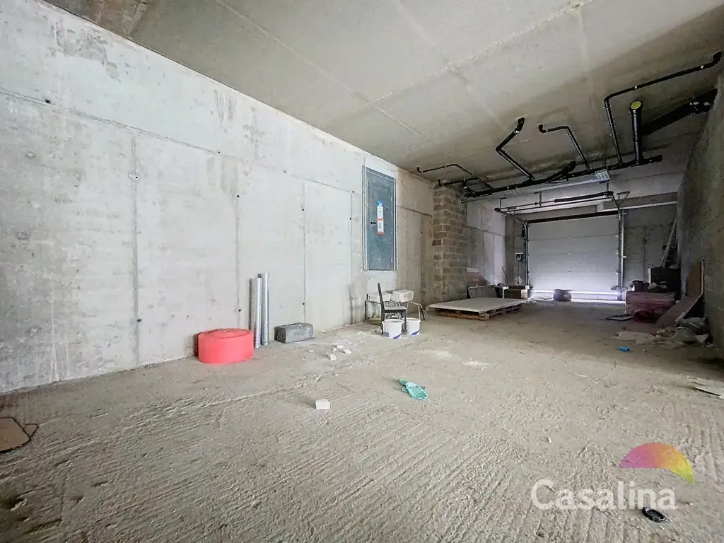 Garage - Corner Retail Unit in Evere