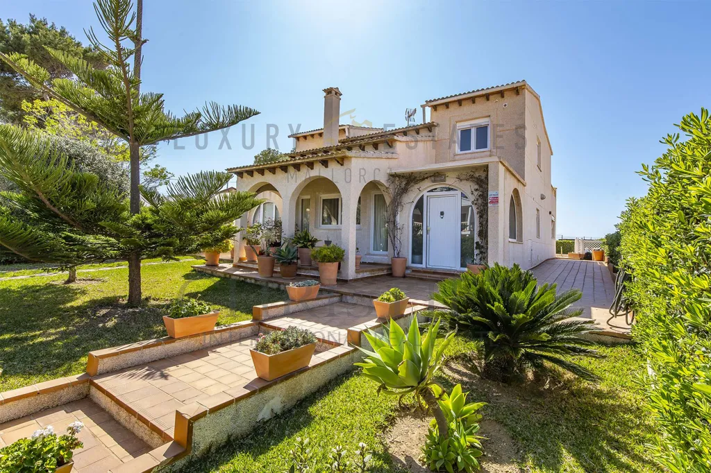Välivaade - Seafront Villa with Marina Views in Port Adriano