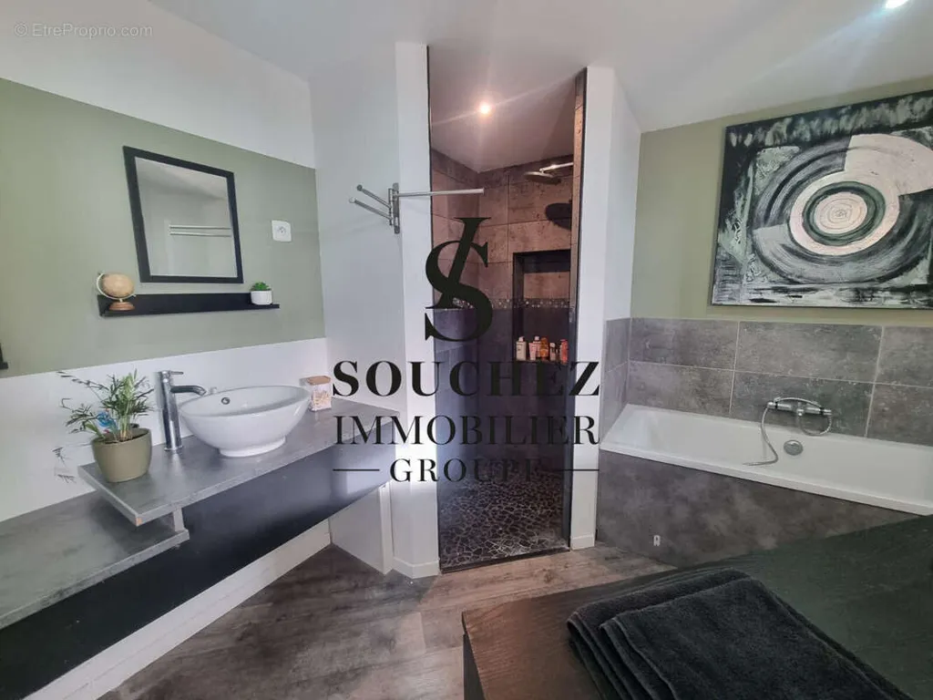 Salles de bain - Bâtisse en Pierres avec Jardin à Mont-Saint-Éloi