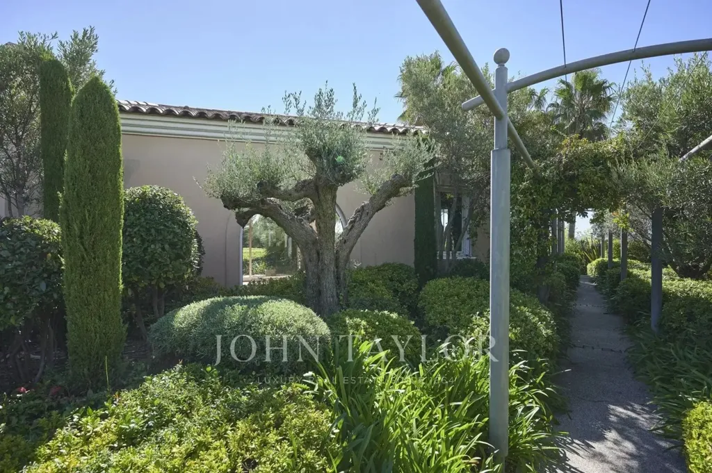 Aed - Villa with Sea View in Bellet Vineyard