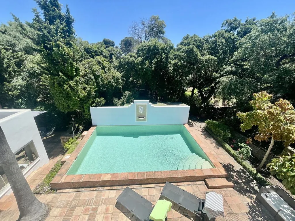 Piscine - Beachside Villa with Woodland Access in Sotogrande