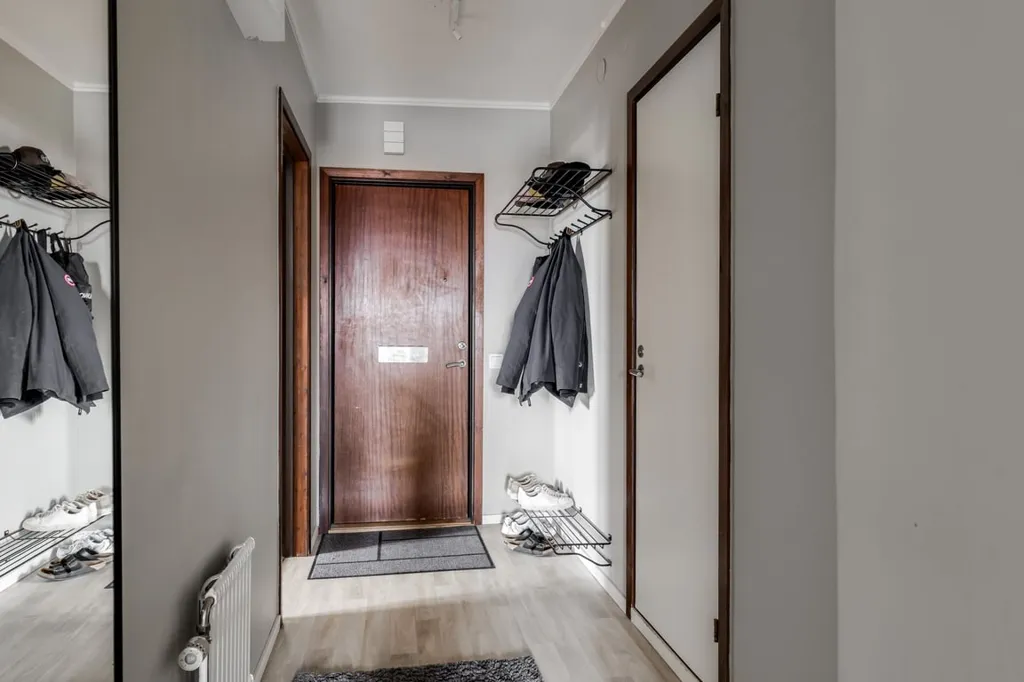 Hallway - Charming Two-Bedroom Flat with Balcony in Central North