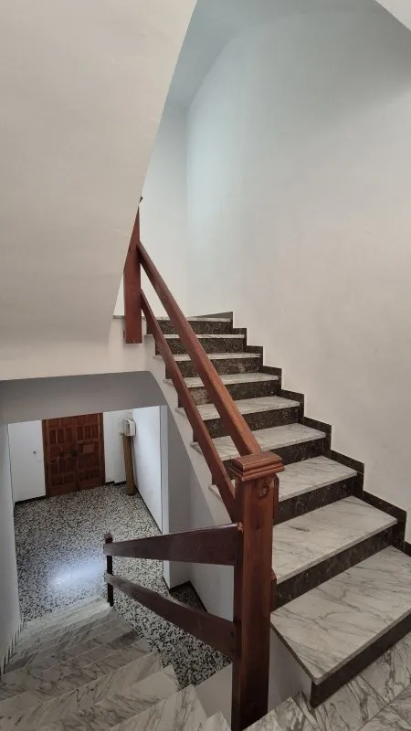Toad - Three-Storey Townhouse with Balconies in Antella