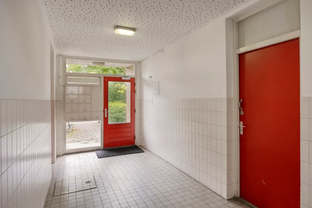 Entrée - Maisonnette with Three Balconies in Schiedam