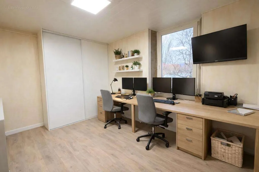 Bureau - Propriété de 10 Pièces avec Vue Montagne à Les Abrets