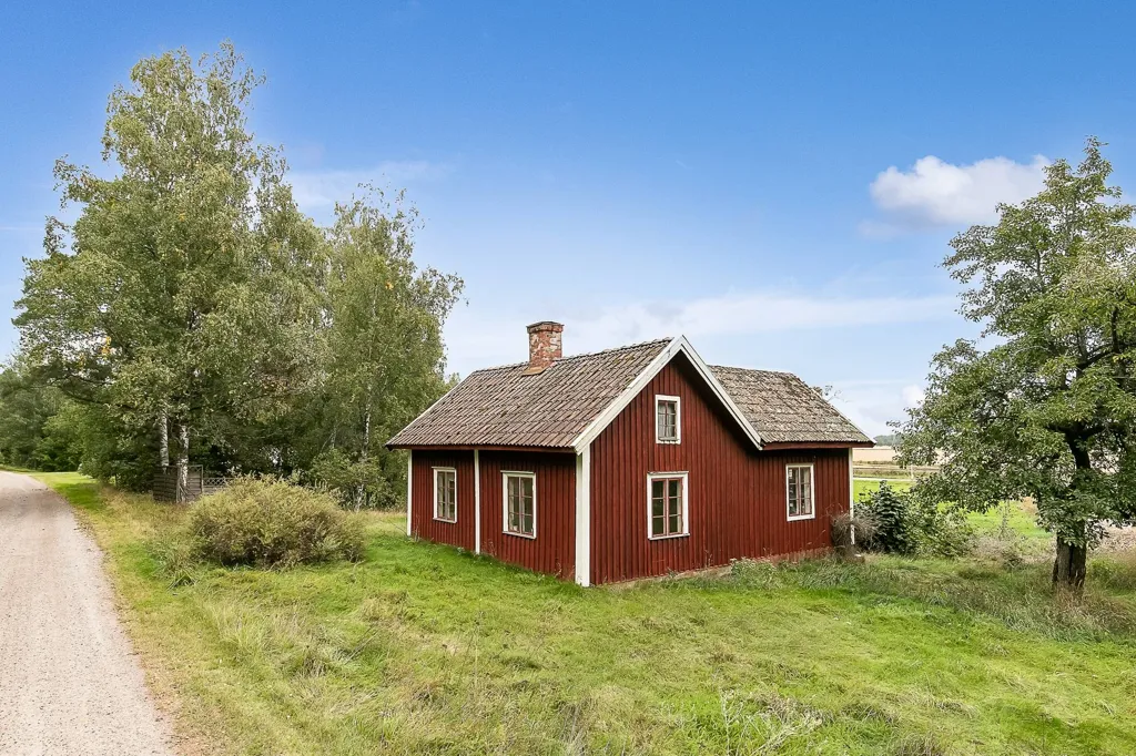 Exterior - Renovation-Ready Plot with Lake Access near Örebro