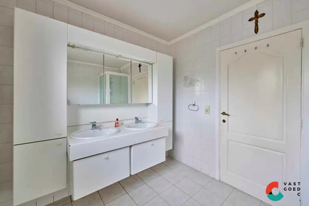 Salles de bain - Maison avec garage à Overpelt